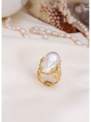 L'Atelier de Gaia Pozłacany pierścionek z perłą rozmiar: onesize. Białe pierścionki damskie L'Atelier de Gaia, z perłą, pozłacane. Za 56.99 zł.