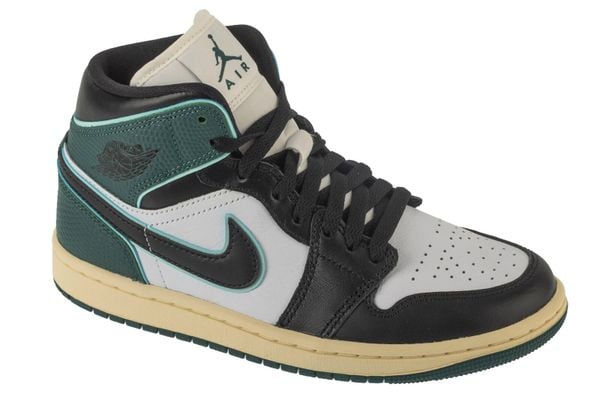 Buty sportowe Sneakersy damskie, Air 1 Mid SE. Białe buty sportowe na co dzień damskie Jordan, bez wzorów, z materiału, trekkingowe. Za 449.99 zł.