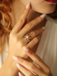 Pierres delicates Pozłacany pierścionek z perłą i cyrkoniami rozmiar: onesize. Niebieskie pierścionki damskie Pierres delicates, z cyrkonią, pozłacane. Za 30.99 zł.