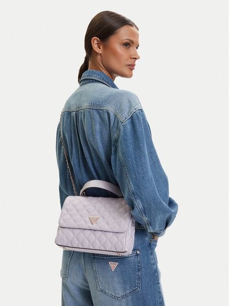 Guess Torebka Giully II HWQG96 73200 Fioletowy. Fioletowe torebki klasyczne damskie Guess, z aplikacjami, ze skóry, bez dodatków. Za 419.99 zł.