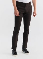 PAKO LORENTE – Ciemnobrązowe spodnie męskie o kroju Slim Fit. Brązowe spodnie materiałowe męskie Pako Lorente, bez wzorów, z bawełny, casualowe. Za 89.99 zł.
