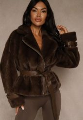 Brązowa Kurtka Futerko z Paskiem z Imitacji Skóry Zdobiona Klamerkami Jynlisa. Brązowe kurtki damskie Renee, l, z aplikacjami, z futra, bez kaptura. Za 259.99 zł.