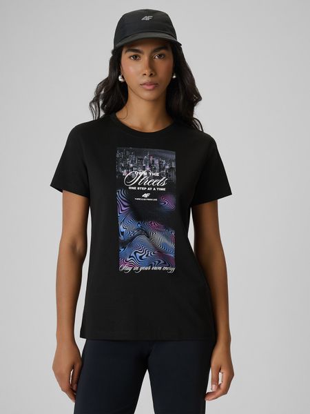 4F T-shirt regular z nadrukiem damski - czarny L. Czarne t-shirty damskie 4f, l, bez wzorów, z bawełny, bez kołnierzyka. Za 59.99 zł.