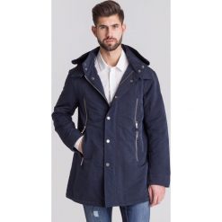 Granatowa parka męska z odpinanym kapturem. Niebieskie parki męskie Armani Exchange, l, z aplikacjami. Za 459.60 zł.