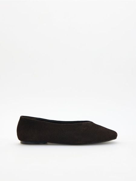 Zamszowe baleriny - ciemnobrązowy. Brązowe baleriny damskie Reserved, bez wzorów, z zamszu, bez obcasa. Za 109.99 zł.