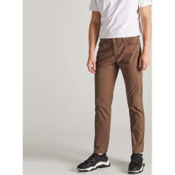 Spodnie regular fit - Brązowy. Brązowe spodnie materiałowe męskie Reserved, bez wzorów. Za 149.99 zł.