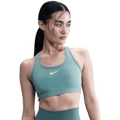 Biustonosz do biegania Nike Swoosh Medium Support. Zielone biustonosze sportowe damskie Nike, bez wzorów, z materiału. Za 225.55 zł.