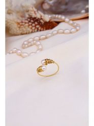 Pierres delicates Pozłacany pierścionek z perłami syntetycznymi rozmiar: onesize. Żółte pierścionki damskie Pierres delicates, pozłacane. Za 78.28 zł.