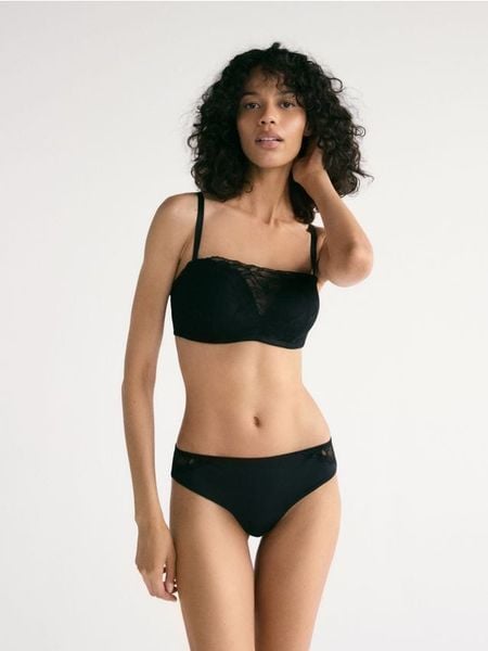 Biustonosz push up z koronką - czarny. Czarne biustonosze Reserved, bez wzorów, z dzianiny. W wyprzedaży za 35.99 zł.