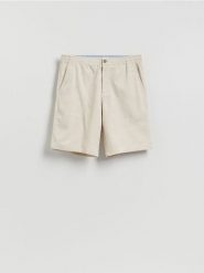 Szorty chino regular - kremowy. Białe szorty męskie Reserved, bez wzorów, z bawełny. Za 129.99 zł.
