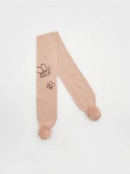 Szalik Kubuś Puchatek - beżowy. Brązowe szaliki dziecięce Reserved, z dzianiny, bez ramiączek. W wyprzedaży za 29.99 zł.