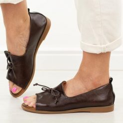 Brązowe skórzane płaskie sandały damskie Cambell 19388. Brązowe sandały damskie Cambell, bez wzorów, z jeansu, bez obcasa, na płaskiej podeszwie. W wyprzedaży za 192.72 zł.