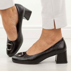 Czarne czółenka damskie na obcasie Jezzi asa281-4. Czarne czółenka damskie Jezzi, z aplikacjami, z materiału, z okrągłym noskiem, bez obcasa, na obcasie. Za 189.00 zł.