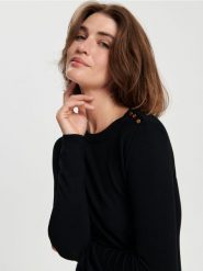 Sweter z ozdobnymi guzikami - czarny. Czarne swetry klasyczne damskie Sinsay, l, bez kołnierzyka. W wyprzedaży za 19.99 zł.