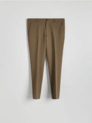 Spodnie chino slim z wiskozą - brązowy. Brązowe spodnie materiałowe męskie Reserved, bez wzorów, z tkaniny. W wyprzedaży za 99.99 zł.
