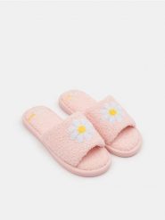 Kapcie - różowy. Czerwone kapcie damskie Sinsay. Za 19.99 zł.