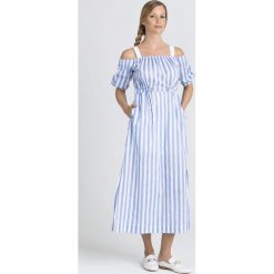 SUKIENKA Trussardi Jeans. Białe sukienki damskie TRUSSARDI JEANS, na imprezę, z aplikacjami, z jeansu, bez kołnierzyka, bez ramiączek, maxi. Za 515.40 zł.