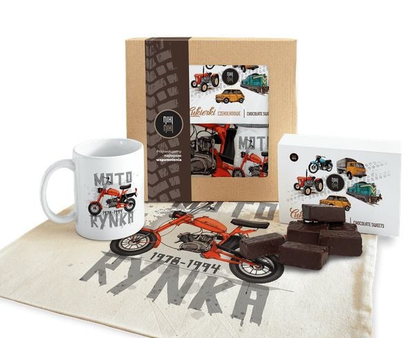 Motorynka — paczka (Zawartość paczki: koszulka - torba - kubek - słodycze; Rozmiar koszulki / bluzy: 3XL (damska); Kolor koszulki / bluzy: biały; Rodz. Białe t-shirty damskie nikiniki, bez wzorów, z bawełny, małe, bez dodatków. Za 179.00 zł.