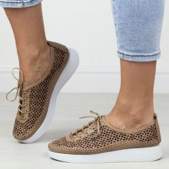 Beżowe skórzane półbuty damskie T.Sokolski 714. Brązowe półbuty damskie Sokolski, w ażurowe wzory, z materiału, klasyczne, bez obcasa. Za 249.00 zł.