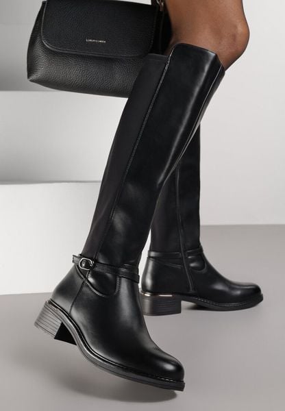 Czarne Kozaki w Stylu Oficerek Ozdobione Klamrą Eselia. Czarne kozaki damskie Born2be, z jeansu, bez obcasa, na płaskiej podeszwie. Za 149.99 zł.