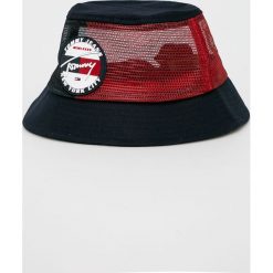 Tommy Jeans - Czapka. Niebieskie czapki męskie Tommy Jeans, bez wzorów, z bawełny. W wyprzedaży za 179.90 zł.