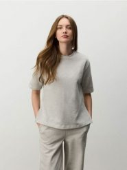 T-shirt z metalizowaną nitką - jasnoszary. Szare t-shirty damskie Reserved, l, bez wzorów, z bawełny, bez kołnierzyka. W wyprzedaży za 39.99 zł.