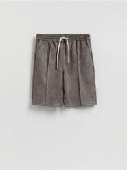 Szorty z imitacji zamszu - ciemnoszary. Szare szorty męskie Reserved, bez wzorów. Za 129.99 zł.