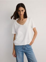 Bawełniany t-shirt - złamana biel. T-shirty damskie Reserved, l, bez wzorów, z bawełny, bez kołnierzyka. W wyprzedaży za 29.99 zł.