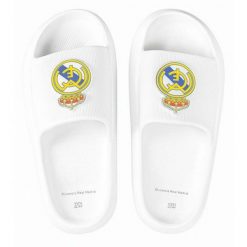 Klapki Real Madryt Beach Pool Flip Flops Eva 2300006880B białe. Białe klapki i japonki męskie z materiału. Za 196.47 zł.