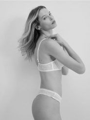 Siateczkowy biustonosz w kwiaty - złamana biel. Biustonosze Reserved, bez wzorów, z dzianiny. Za 49.99 zł.