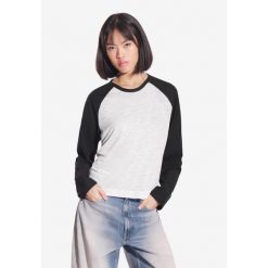 Koszulka sportowa damska Prosto College z długim rękawem. Czarne bluzki sportowe damskie Prosto., bez kołnierzyka, bez ramiączek. W wyprzedaży za 132.99 zł.