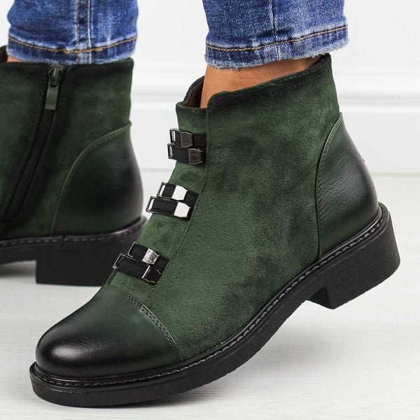 Zielone płaskie botki damskie M.Daszyński sa252-4. Zielone botki damskie M.Daszyński, na jesień, ze skóry, eleganckie, z okrągłym noskiem, bez obcasa, na obcasie, bez zapięcia. Za 219.00 zł.