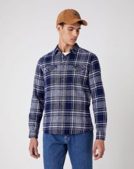 MĘSKA KOSZULA WRANGLER LS 2PKT FLAP SHIRT PATRIOT BLUE W5A52CX5H 112130046. Niebieskie koszule męskie Wrangler, m, bez wzorów, bez kołnierzyka, bez ramiączek. Za 129.99 zł.