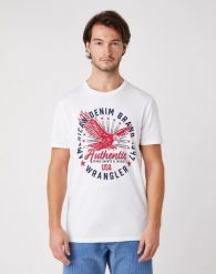 MĘSKI T-SHIRT WRANGLER SS CLASSIC AMERICANA WHITE W7AHD3989 112131341. Białe szorty męskie Wrangler, na lato, bez wzorów, z bawełny, biznesowe. Za 69.99 zł.