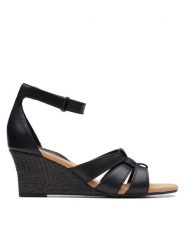 Clarks Sandały Kyarra Joy 26171242 Czarny. Czarne sandały damskie Clarks, bez wzorów, ze skóry, bez obcasa, na koturnie. Za 249.99 zł.