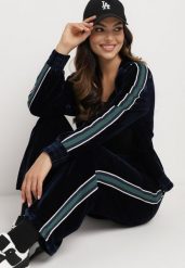 Granatowy Welurowy Komplet Dresowy z Ozdobnym Lampasem Bluza ze Stójką i Proste Spodnie Seralina. Niebieskie bluzy bez kaptura damskie Born2be, l, z dresówki. Za 109.99 zł.