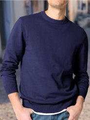 Sweter z okrągłym dekoltem - granatowy. Niebieskie swetry męskie Sinsay, l, bez wzorów, bez kołnierzyka. Za 19.99 zł.