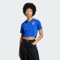 Koszulka podstawowa Włochy 26 Cropped. Niebieskie bluzki damskie Adidas, bez wzorów, sportowe, bez kołnierzyka, bez ramiączek. Za 369.00 zł.