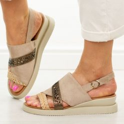 Beżowe zamszowe sandały damskie na koturnie Jezzi 2267-13. Brązowe sandały damskie Jezzi, bez wzorów, z zamszu, bez obcasa, na koturnie. W wyprzedaży za 166.32 zł.