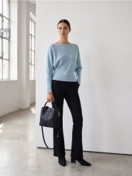 Sweter z dekoltem w łódkę - błękitny. Niebieskie swetry klasyczne damskie Sinsay, l, bez kołnierzyka. Za 49.99 zł.