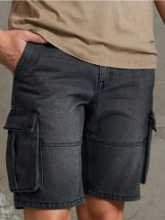 Szorty jeansowe z kieszeniami cargo - szary. Szare szorty męskie Sinsay, z jeansu, bez kołnierzyka. W wyprzedaży za 45.99 zł.