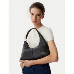 Torebka Calvin Klein. Czarne torebki klasyczne damskie CALVIN KLEIN, bez wzorów, bez dodatków. Za 899.99 zł.
