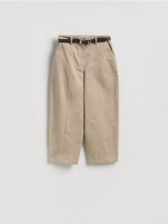 Spodnie barrel leg z paskiem - beżowy. Brązowe spodnie materiałowe damskie Reserved, bez wzorów, z bawełny. Za 179.99 zł.