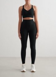 Damskie legginsy prążkowane, wysoki stan, boczna kieszeń Performance czarne. Czarne legginsy damskie Aim'n, xs, bez wzorów, z elastanu. Za 296.00 zł.