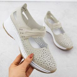 Skórzane półbuty ażurowe na rzep beżowe Rieker N4382-60. Brązowe półbuty damskie Rieker, w ażurowe wzory, ze skóry, bez obcasa. Za 329.00 zł.