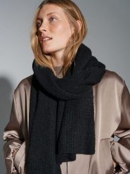 OPUS Szal w kolorze czarnym rozmiar: onesize. Czarne szaliki i kominy damskie Opus, bez wzorów, z materiału. Za 140.86 zł.