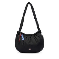 Torebka Tommy Jeans. Czarne torebki klasyczne damskie Tommy Jeans, bez wzorów, z jeansu, bez dodatków. Za 449.99 zł.