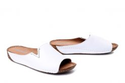 ARTIKER RELAKS 58C3223 biały, klapki damskie. Białe klapki damskie Artiker Relaks, bez wzorów, ze skóry, bez obcasa, na koturnie. Za 184.90 zł.