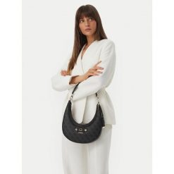 Torebka Guess. Czarne torebki klasyczne damskie Guess, z aplikacjami, bez dodatków. Za 584.99 zł.