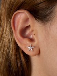 Lodie Silver Srebrne kolczyki-wkrętki z cyrkoniami rozmiar: onesize. Szare kolczyki damskie Lodie Silver, z cyrkonią, srebrne. Za 56.99 zł.